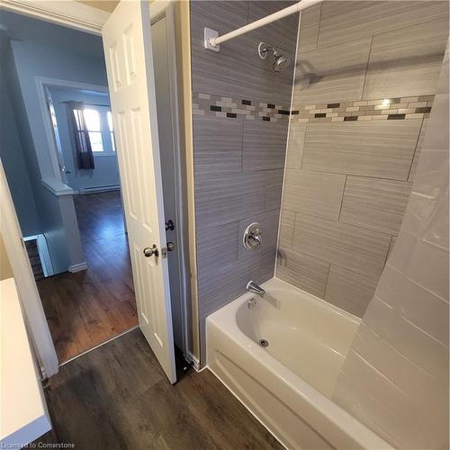 5 Glen Road, Cambridge, ON - Indoor Photo Showing Bathroom