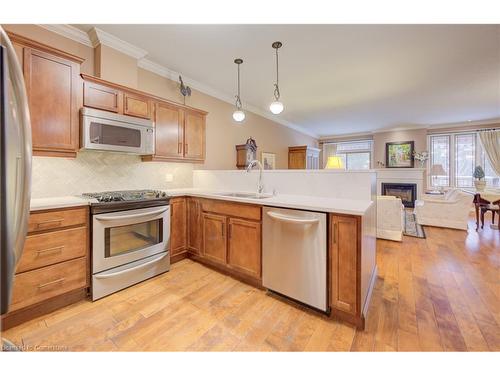 69-20 Isherwood Avenue, Cambridge, ON - Indoor Photo Showing Kitchen With Upgraded Kitchen