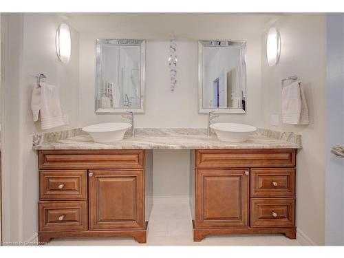 69-20 Isherwood Avenue, Cambridge, ON - Indoor Photo Showing Bathroom