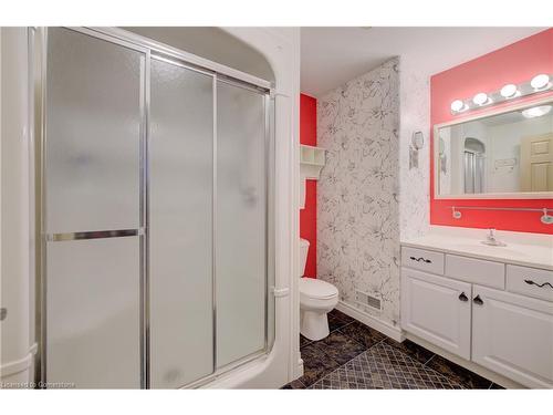 69-20 Isherwood Avenue, Cambridge, ON - Indoor Photo Showing Bathroom