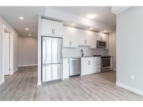 1305-60 Charles Street W, Kitchener, ON - Indoor Photo Showing Kitchen With Stainless Steel Kitchen With Upgraded Kitchen