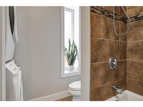 19 Cedar Street, Cambridge, ON - Indoor Photo Showing Bathroom