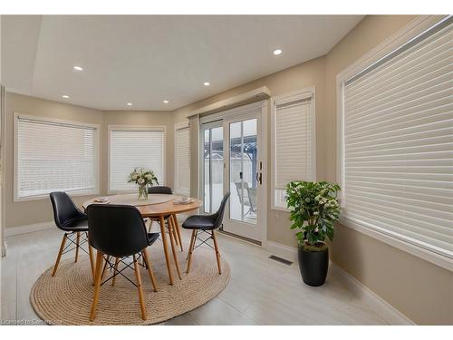 366 Saginaw Parkway, Cambridge, ON - Indoor Photo Showing Dining Room