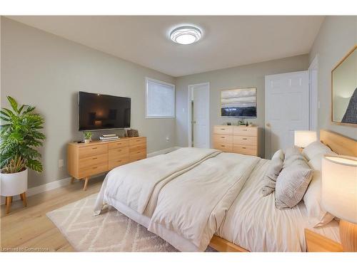 366 Saginaw Parkway, Cambridge, ON - Indoor Photo Showing Bedroom