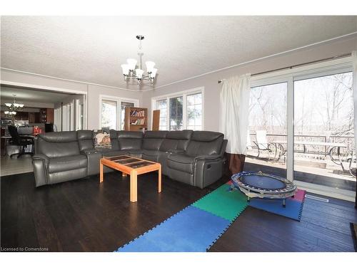 701 University Avenue E, Waterloo, ON - Indoor Photo Showing Living Room