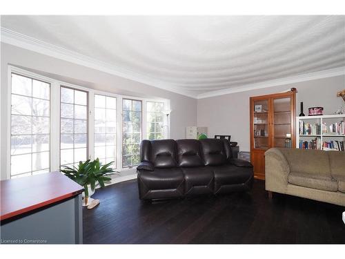 701 University Avenue E, Waterloo, ON - Indoor Photo Showing Living Room