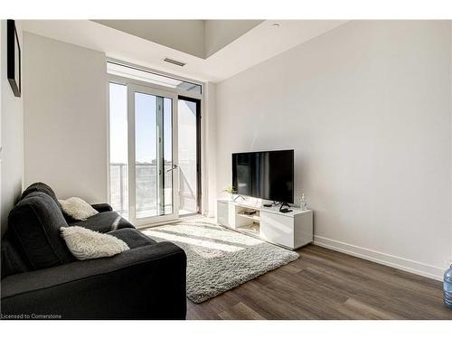 203-15 Wellington Street S, Kitchener, ON - Indoor Photo Showing Living Room