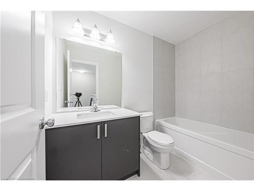 34-155 Equestrian Way, Cambridge, ON - Indoor Photo Showing Bathroom