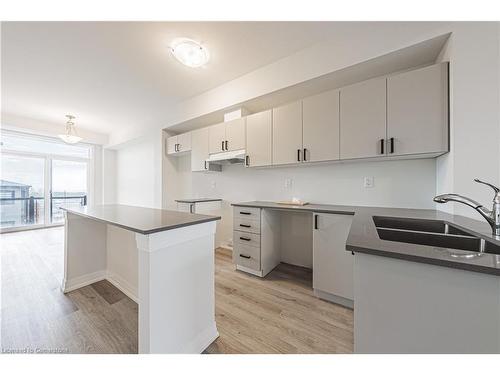 34-155 Equestrian Way, Cambridge, ON - Indoor Photo Showing Kitchen With Double Sink