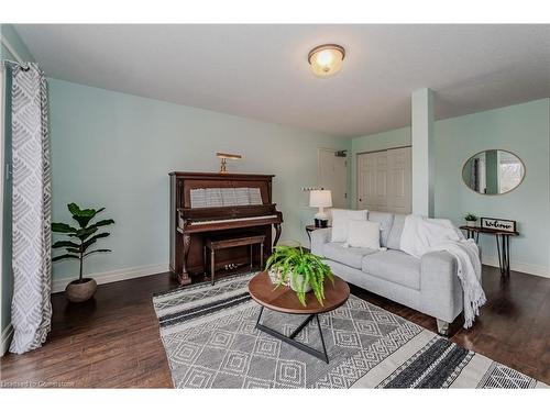 302-1522 King Street E, Kitchener, ON - Indoor Photo Showing Living Room