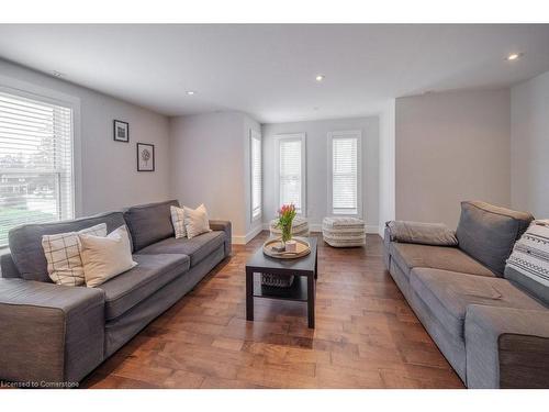 584540 Beachville Road, Woodstock, ON - Indoor Photo Showing Living Room