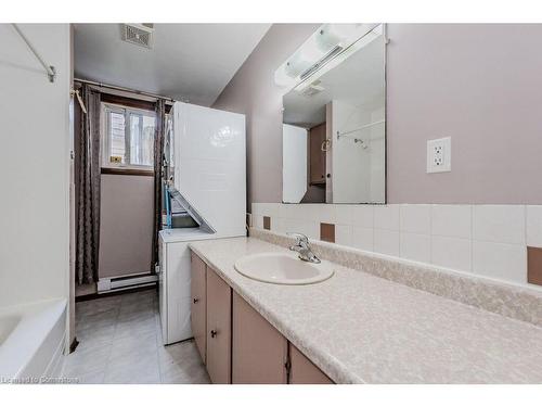 72 Obermeyer Drive, Kitchener, ON - Indoor Photo Showing Bathroom