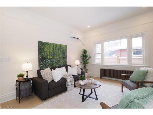 85 Alma Street S, Guelph, ON - Indoor Photo Showing Living Room