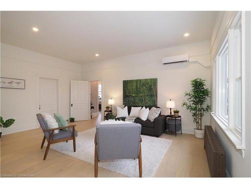 85 Alma Street S, Guelph, ON - Indoor Photo Showing Living Room