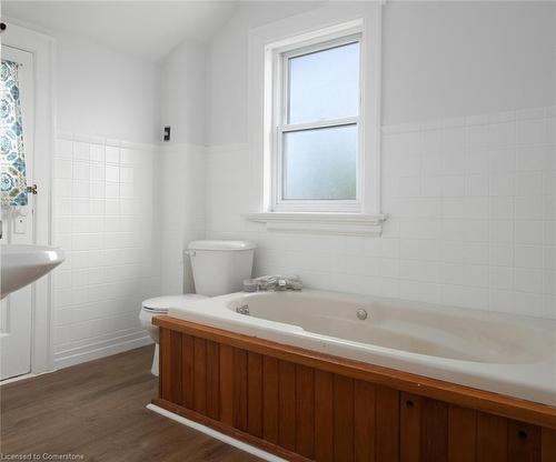 34 Park Street, Kitchener, ON - Indoor Photo Showing Bathroom