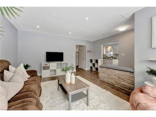 11 Southmoor Drive, Kitchener, ON - Indoor Photo Showing Living Room