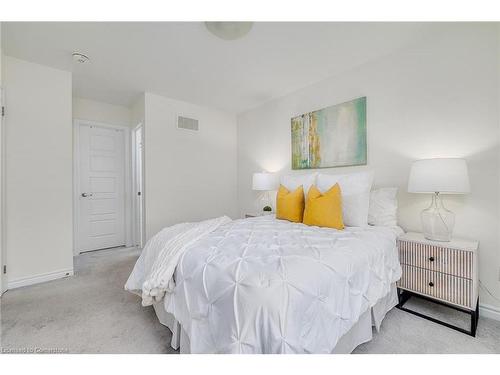 26-143 Ridge Road, Cambridge, ON - Indoor Photo Showing Bedroom