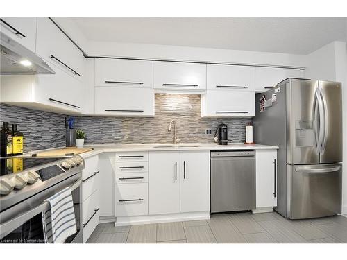 709-55 Green Valley Drive, Kitchener, ON - Indoor Photo Showing Kitchen With Upgraded Kitchen