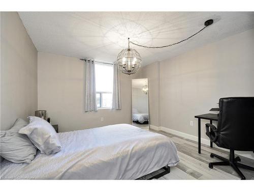 709-55 Green Valley Drive, Kitchener, ON - Indoor Photo Showing Bedroom