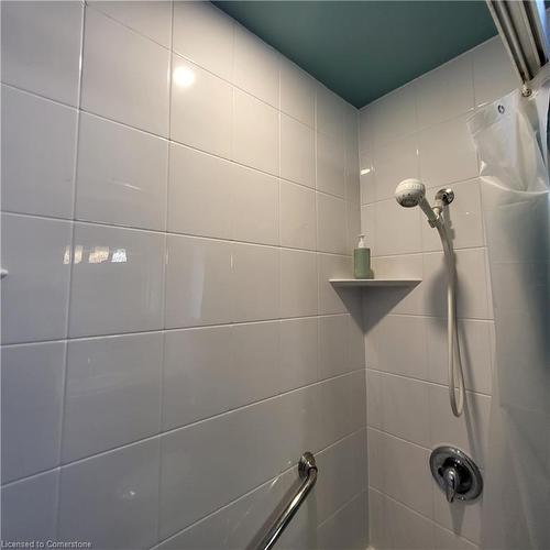 11 Duncairn Avenue, Kitchener, ON - Indoor Photo Showing Bathroom