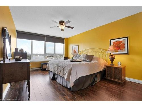 402-2 Lancaster Street E, Kitchener, ON - Indoor Photo Showing Bedroom