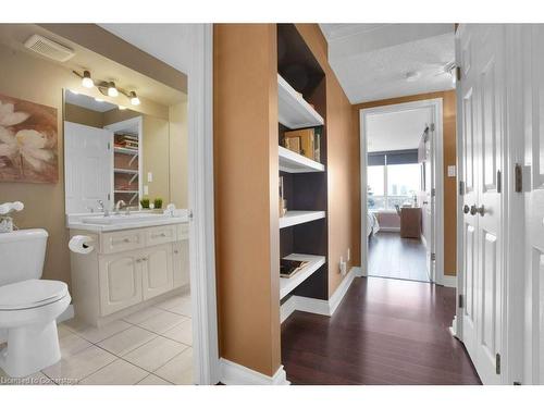 402-2 Lancaster Street E, Kitchener, ON - Indoor Photo Showing Bathroom