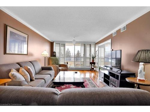 402-2 Lancaster Street E, Kitchener, ON - Indoor Photo Showing Living Room