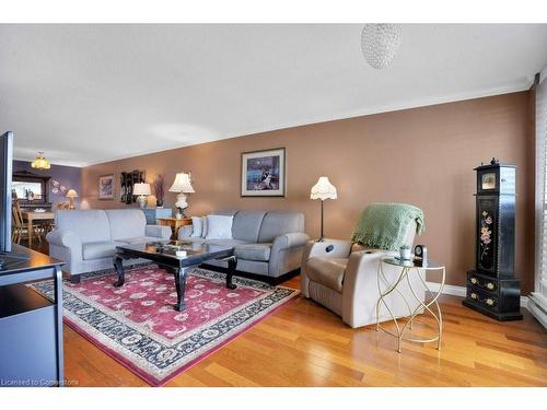 402-2 Lancaster Street E, Kitchener, ON - Indoor Photo Showing Living Room