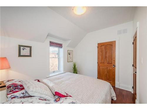 59 Menno Street, Waterloo, ON - Indoor Photo Showing Bedroom