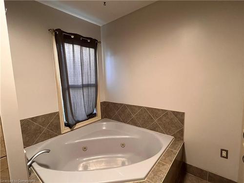 234 Newbury Drive, Kitchener, ON - Indoor Photo Showing Bathroom