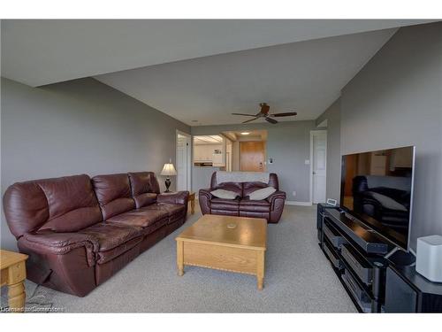 910-237 King Street W, Cambridge, ON - Indoor Photo Showing Living Room