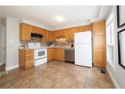 32 Max Becker Drive, Kitchener, ON - Indoor Photo Showing Kitchen