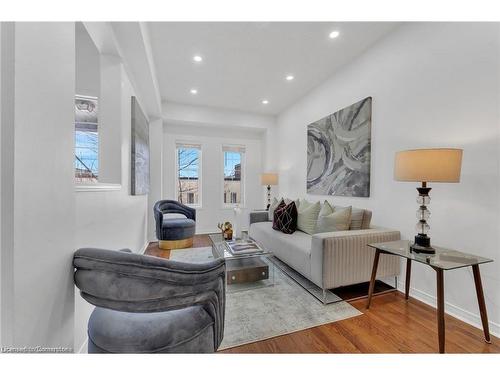 176-435 Hensall Circle, Mississauga, ON - Indoor Photo Showing Living Room