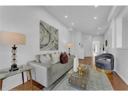 176-435 Hensall Circle, Mississauga, ON - Indoor Photo Showing Living Room