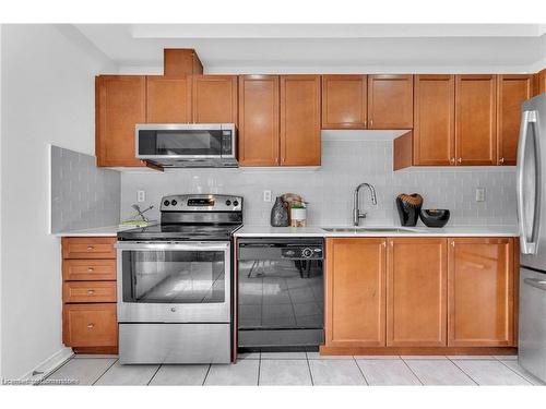 176-435 Hensall Circle, Mississauga, ON - Indoor Photo Showing Kitchen