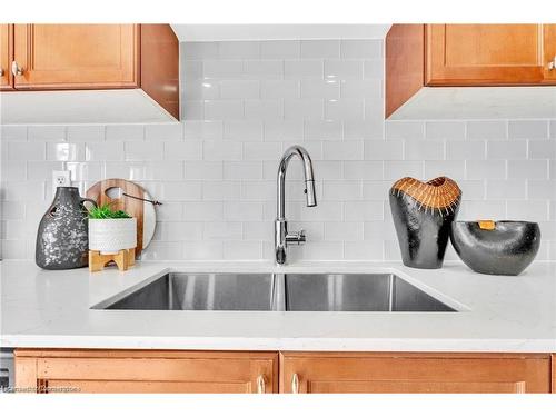 176-435 Hensall Circle, Mississauga, ON - Indoor Photo Showing Kitchen With Double Sink