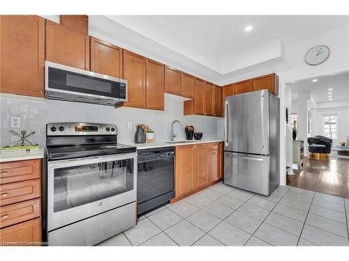 176-435 Hensall Circle, Mississauga, ON - Indoor Photo Showing Kitchen