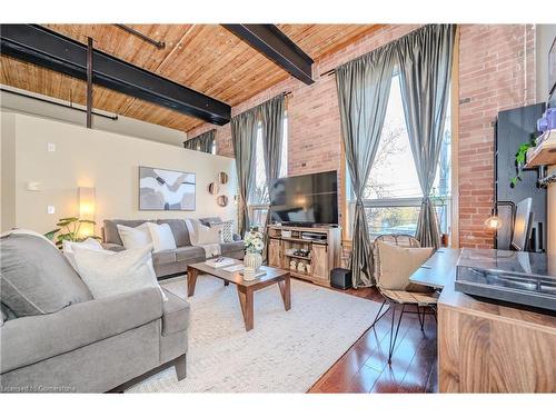 221-26 Ontario Street, Guelph, ON - Indoor Photo Showing Living Room