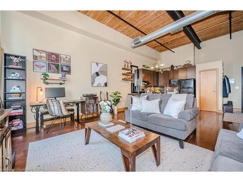 221-26 Ontario Street, Guelph, ON - Indoor Photo Showing Living Room