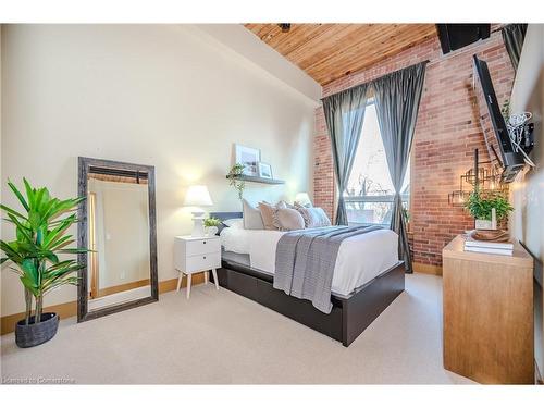 221-26 Ontario Street, Guelph, ON - Indoor Photo Showing Bedroom