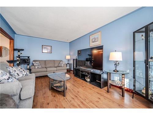 120 Albion Court, Kitchener, ON - Indoor Photo Showing Living Room