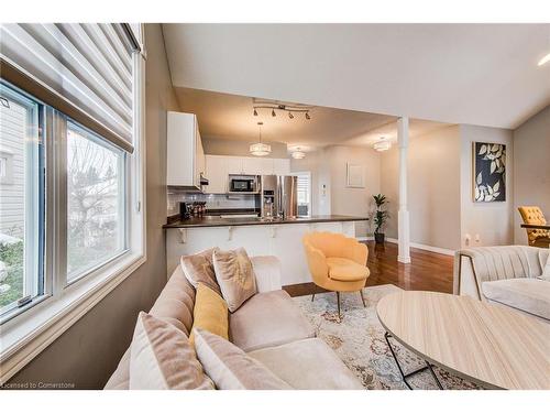 660 Zermatt Drive, Waterloo, ON - Indoor Photo Showing Living Room