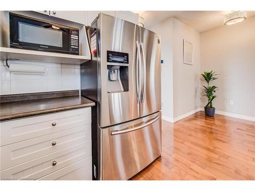 660 Zermatt Drive, Waterloo, ON - Indoor Photo Showing Kitchen