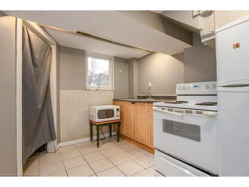 143B Weber Street N, Waterloo, ON - Indoor Photo Showing Kitchen