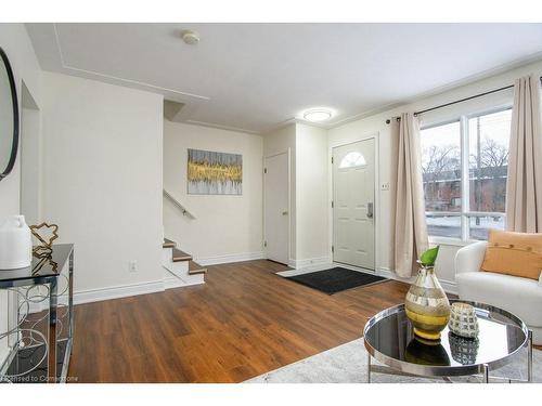 143B Weber Street N, Waterloo, ON - Indoor Photo Showing Living Room