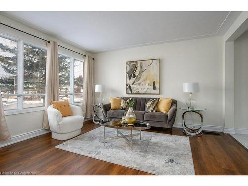 143B Weber Street N, Waterloo, ON - Indoor Photo Showing Living Room