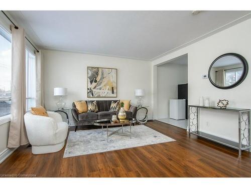 143B Weber Street N, Waterloo, ON - Indoor Photo Showing Living Room