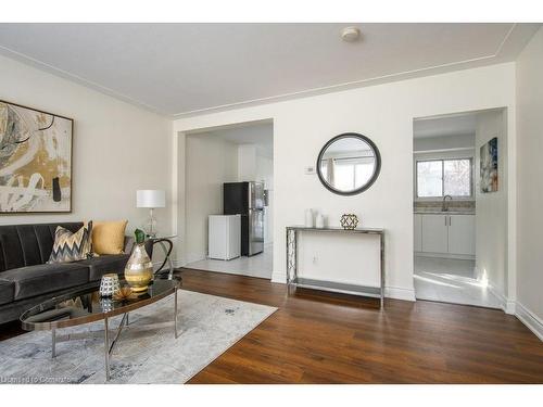 143B Weber Street N, Waterloo, ON - Indoor Photo Showing Living Room