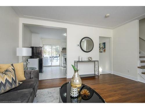 143B Weber Street N, Waterloo, ON - Indoor Photo Showing Living Room