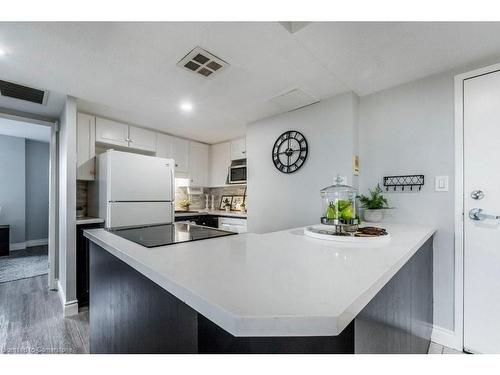 608-260 Sheldon Avenue N, Kitchener, ON - Indoor Photo Showing Kitchen